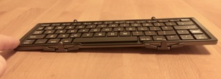 Naklápějící se klávesnice při psaní na vnějším okraji